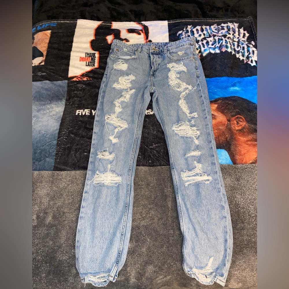 I’m selling these jeans I got from H & M they are very cute!